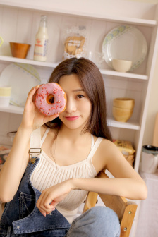 红杏枝头春意